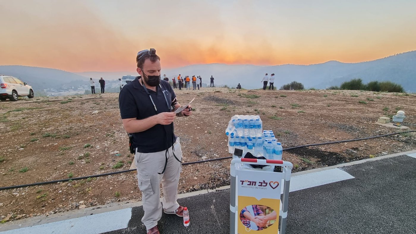 לצד הלהבות: לוחמי האש מניחים תפילין