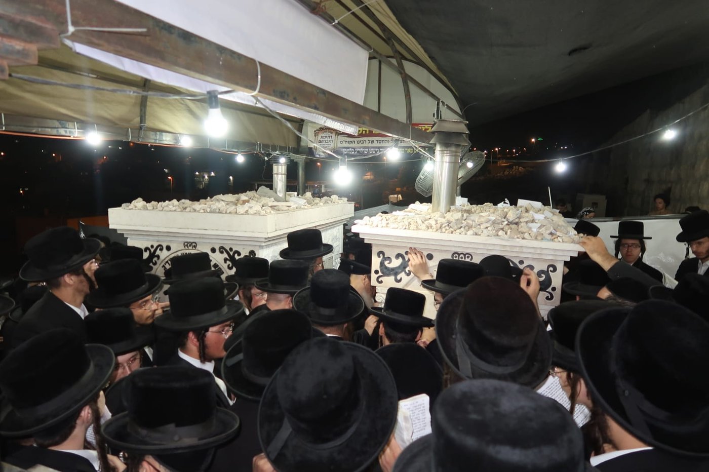 תיעוד: המונים בציון הרבי משומרי אמונים זצ"ל