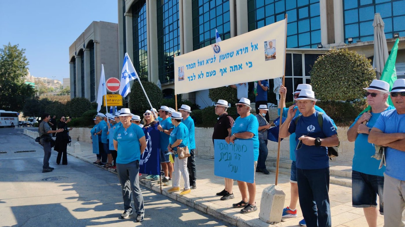 מפגינים למען שמעון לביא