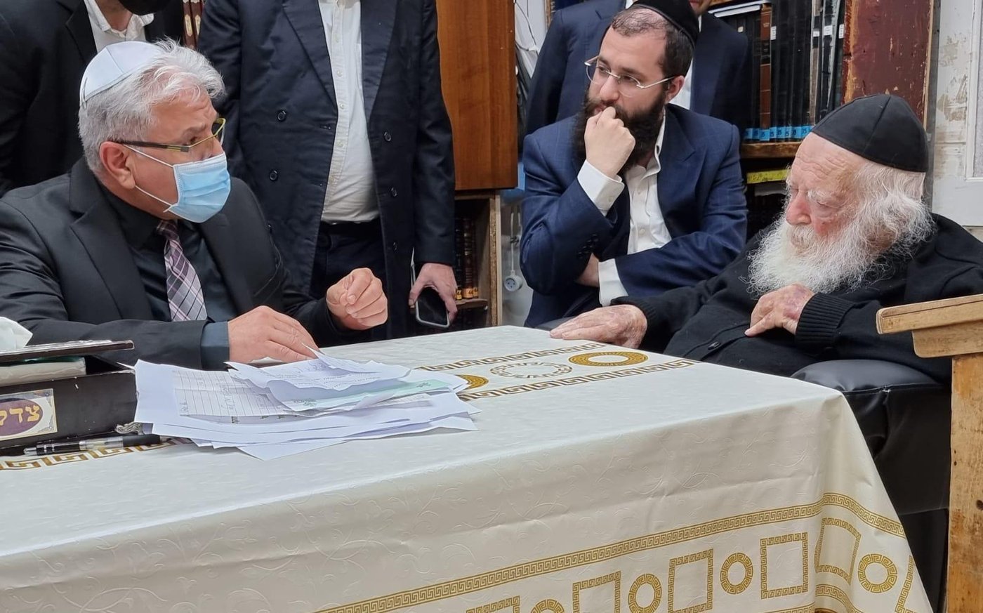 הגר"ח: "מורה ומחנכת שלא התחסנו - שלא יבואו ללמד"