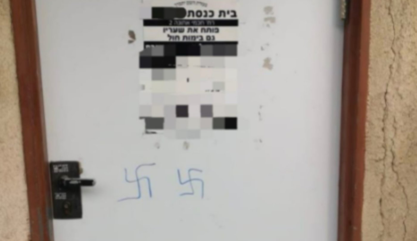 צלבי קרס על בית הכנסת