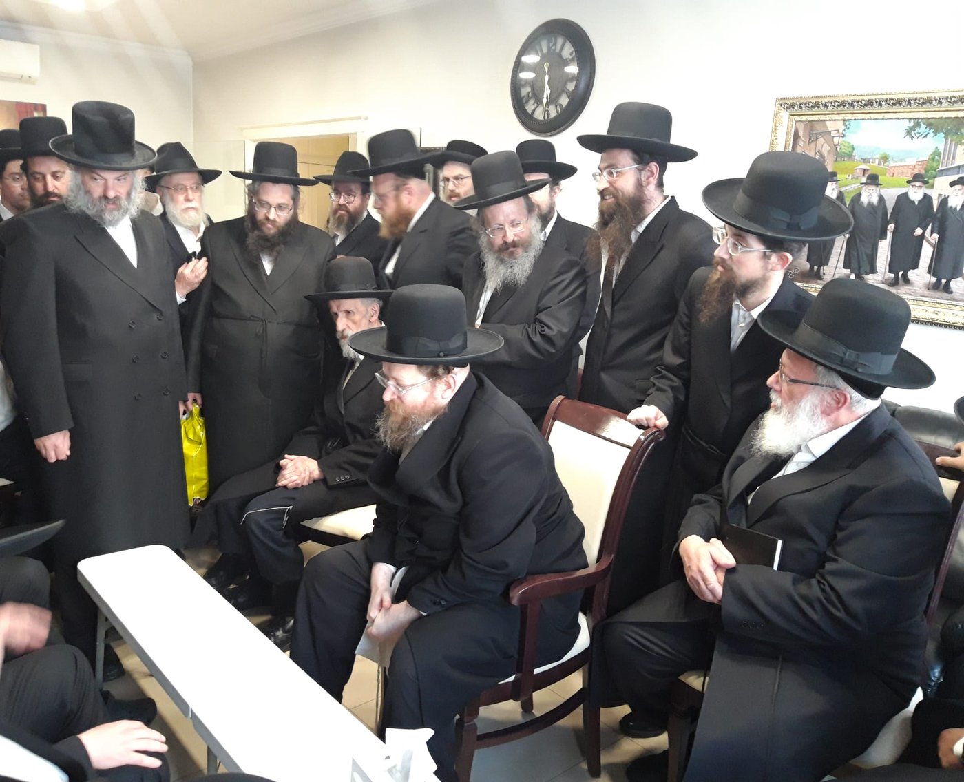 בן האדמו"ר ניחם את הורי 2 הבנות שנהרגו