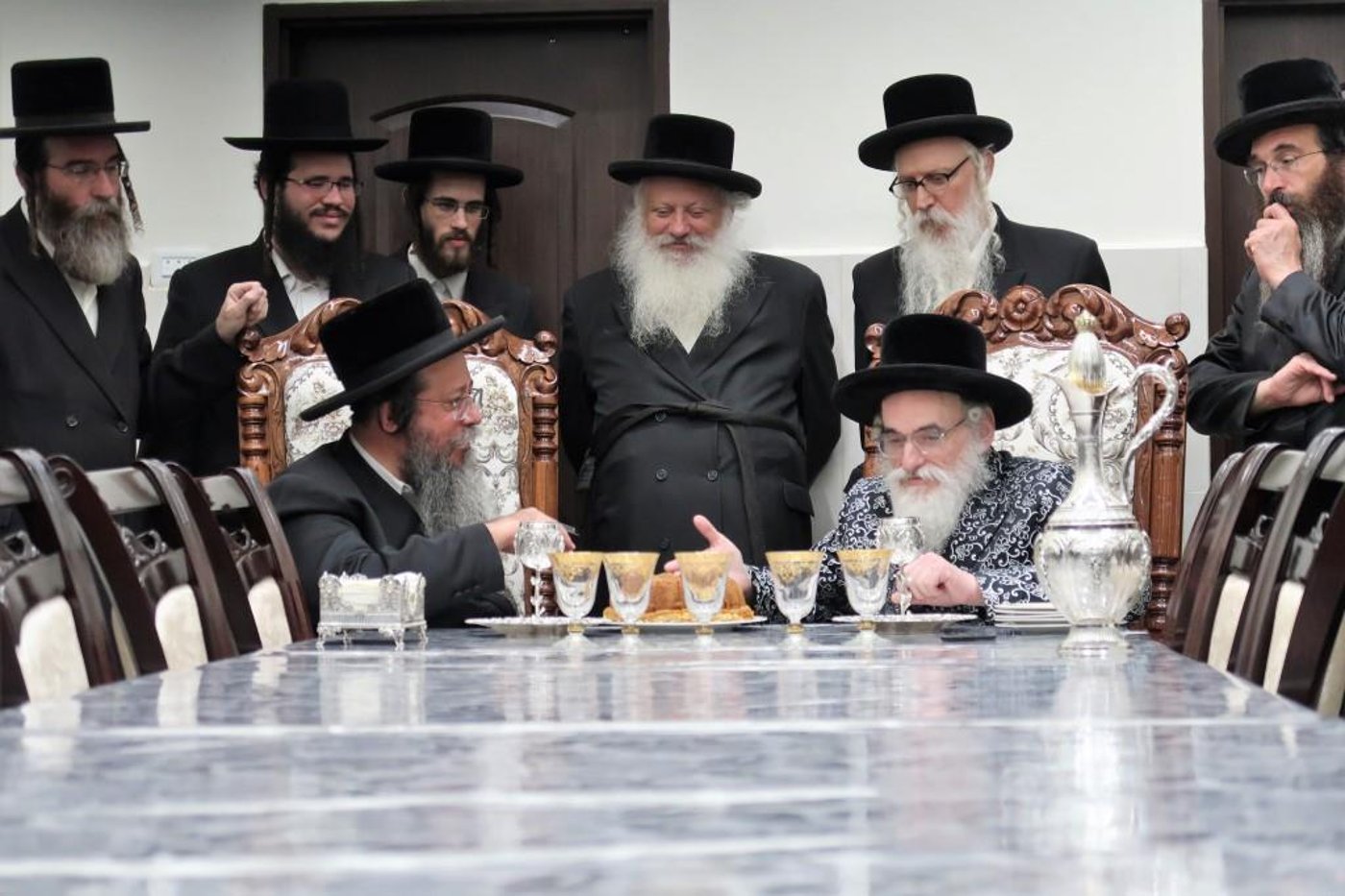 אדמו"רים ורבנים בביקור במעונו של האדמו"ר מויז'ניץ