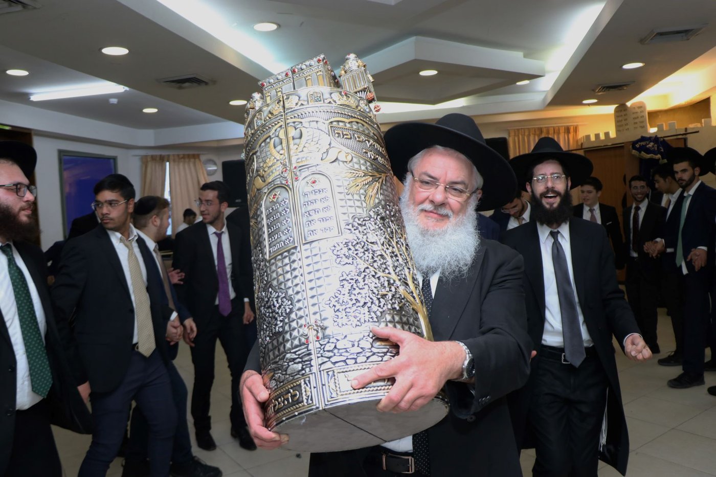 בישיבת 'נועם התלמוד' הכניסו ספר תורה • תיעוד