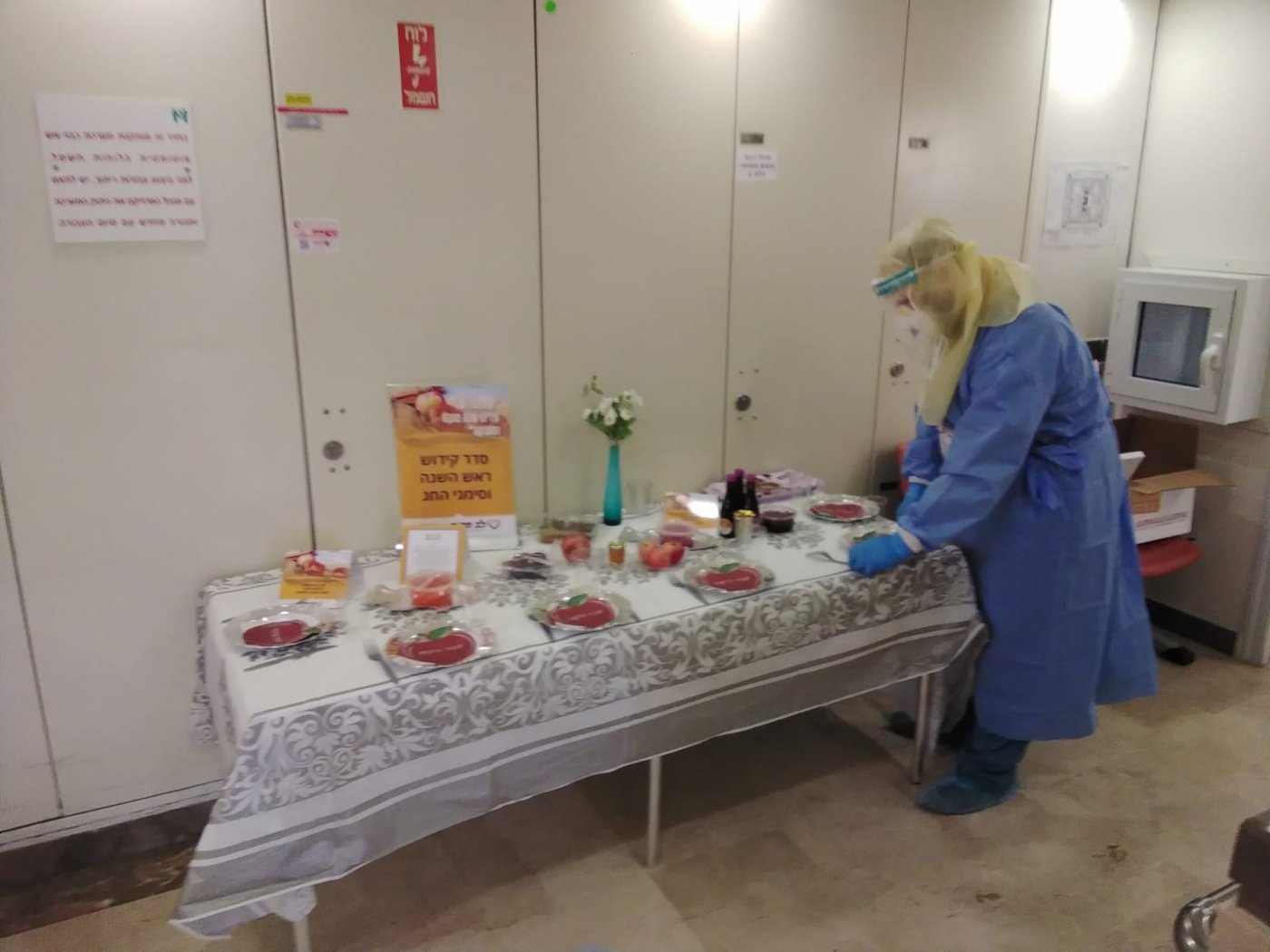 שולחן חג מוכן במחלקת קורונה
