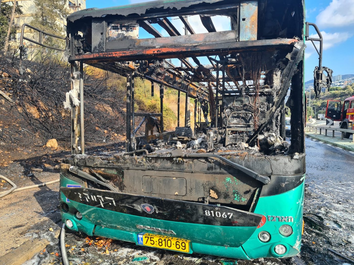 האוטובוס נשרף וכמעט גרם להצתה ענקית