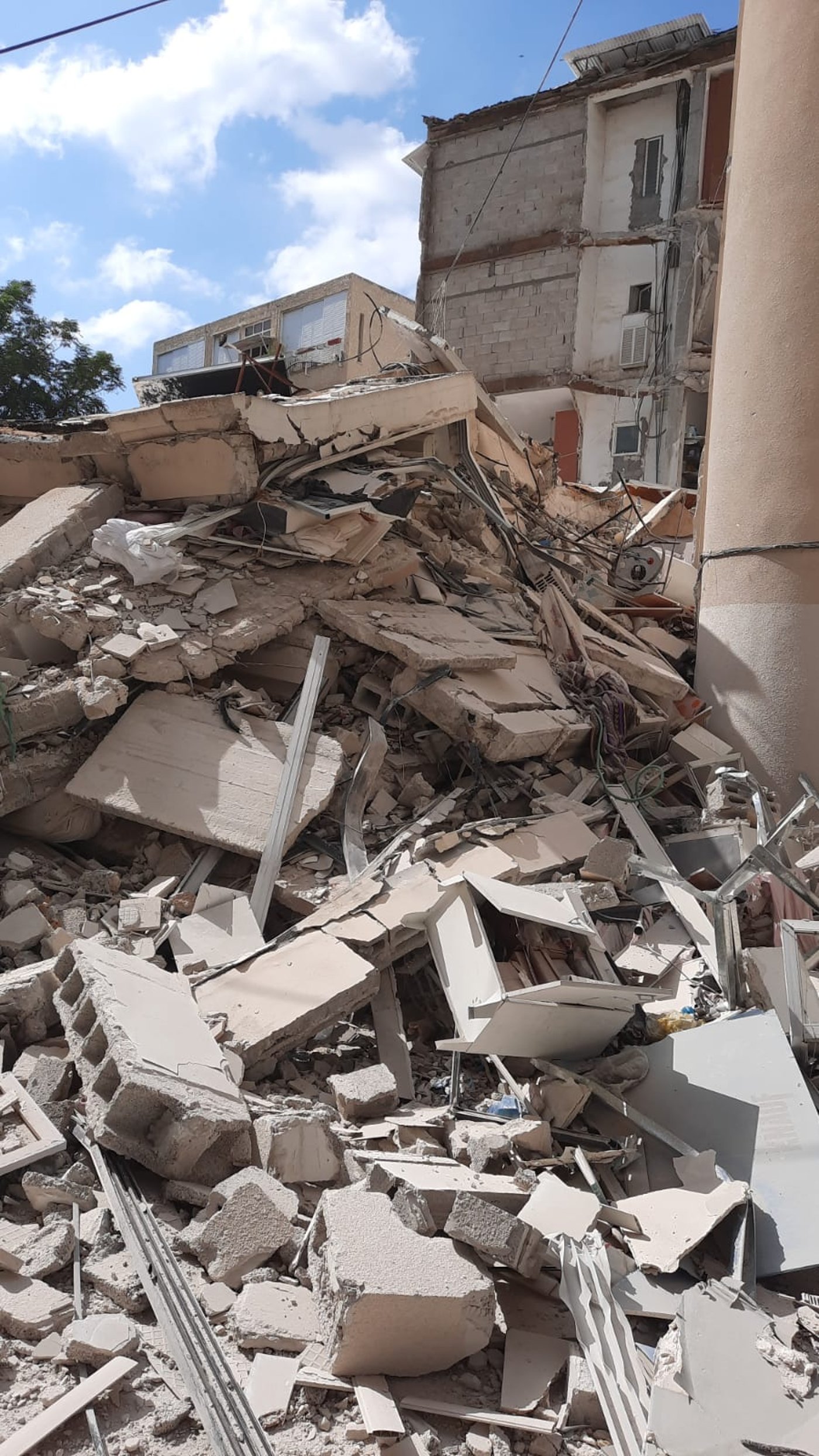 36 משפחות ניצלו • דרמה בחולון: בניין מגורים קרס לחלוטין