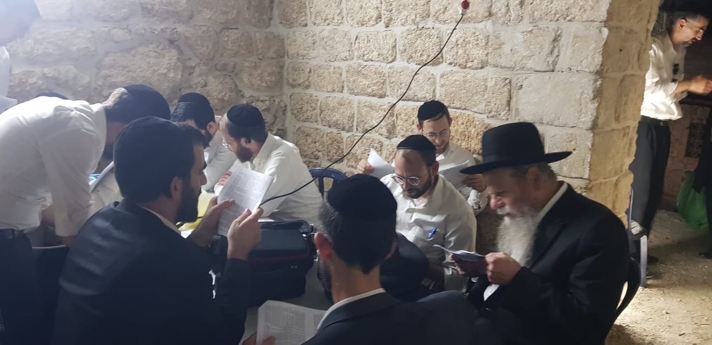 מניין האברכים המגיעים למקום בתיאום ותחת אבטחה כבדה ושמירה הדוקה