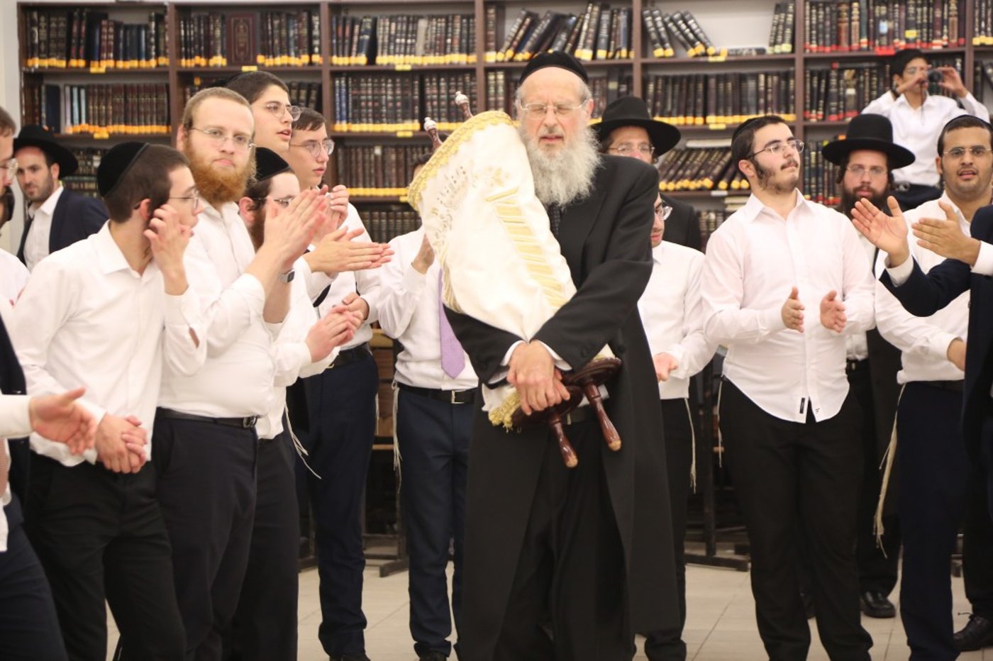 שרו לראש הישיבה: 'ההקפות' ב'קרית מלך'
