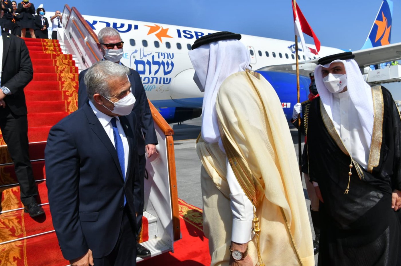 היסטורי: שר החוץ לפיד נחת לביקור בבחריין