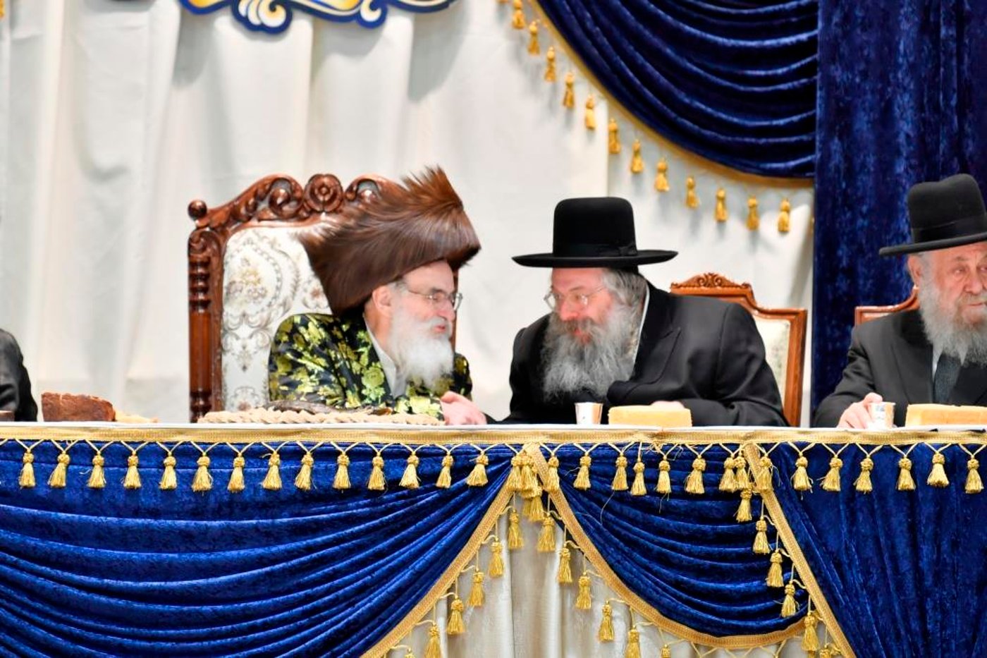 בויז'ניץ חגגו הכנסת ספר תורה בשילוב 'טיש נעילת החג'