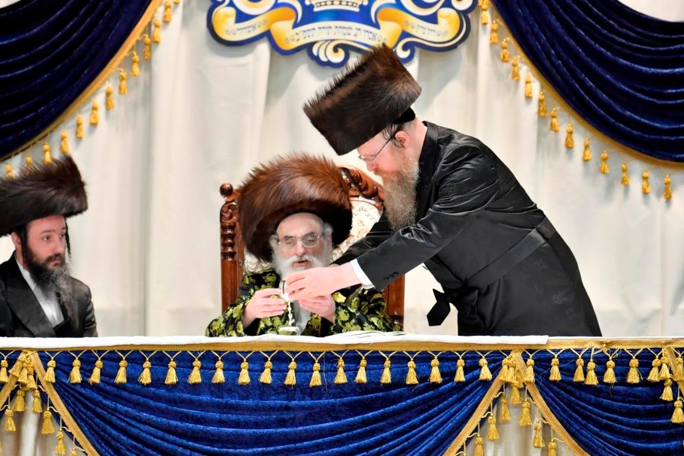 בויז'ניץ חגגו הכנסת ספר תורה בשילוב 'טיש נעילת החג'