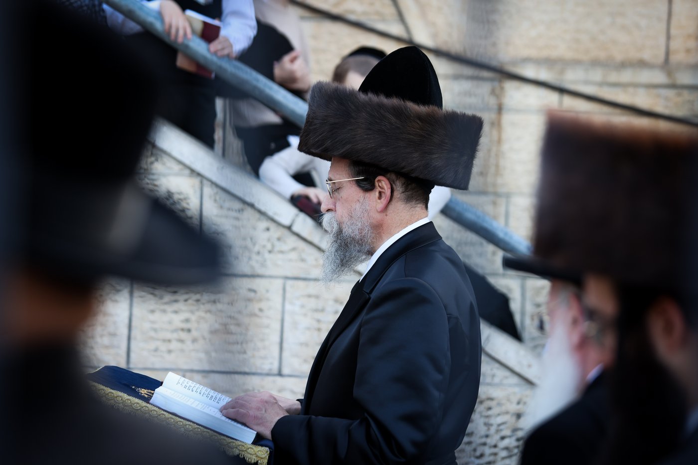 על גג ציון רשב"י: האדמו"ר מבאיאן ב'חלאקה' לנכדו