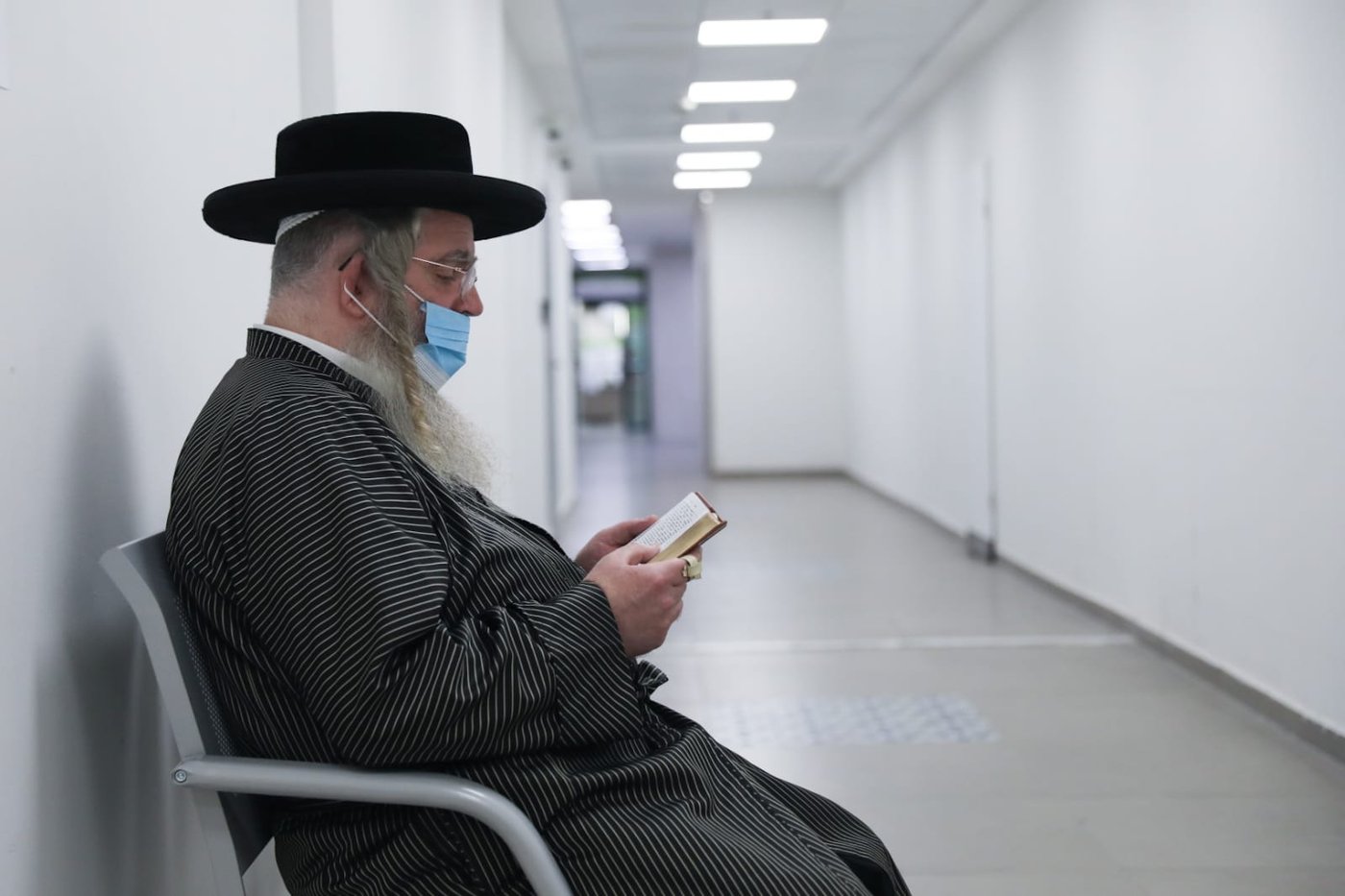 בכניסה לחדר הוועדה, לפני העדות