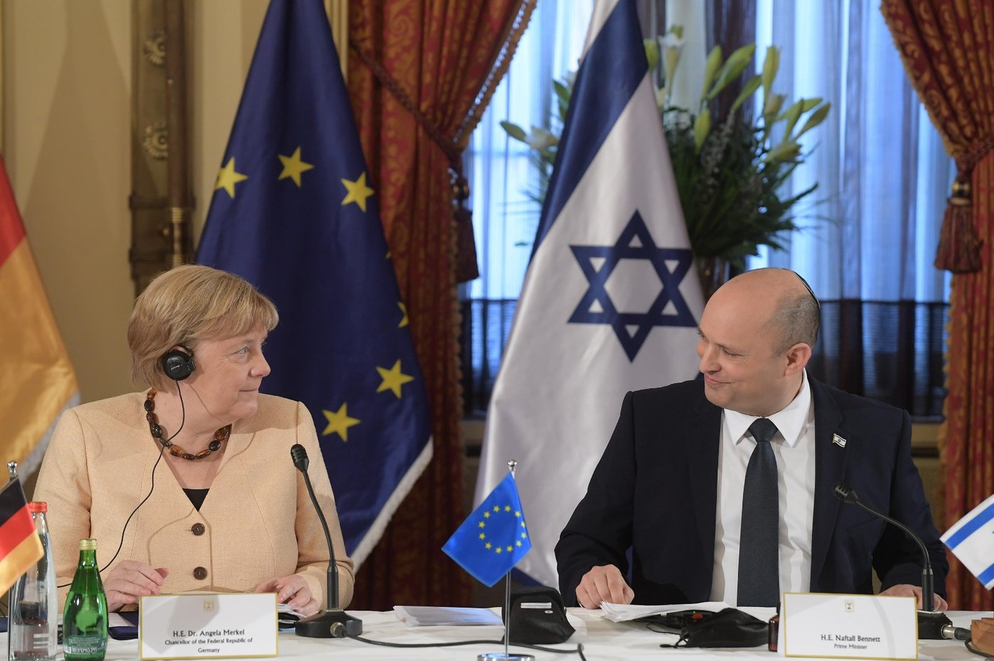 בנט על הפלסטינים: אני פרגמטי. מרקל: הפתרון - 2 מדינות