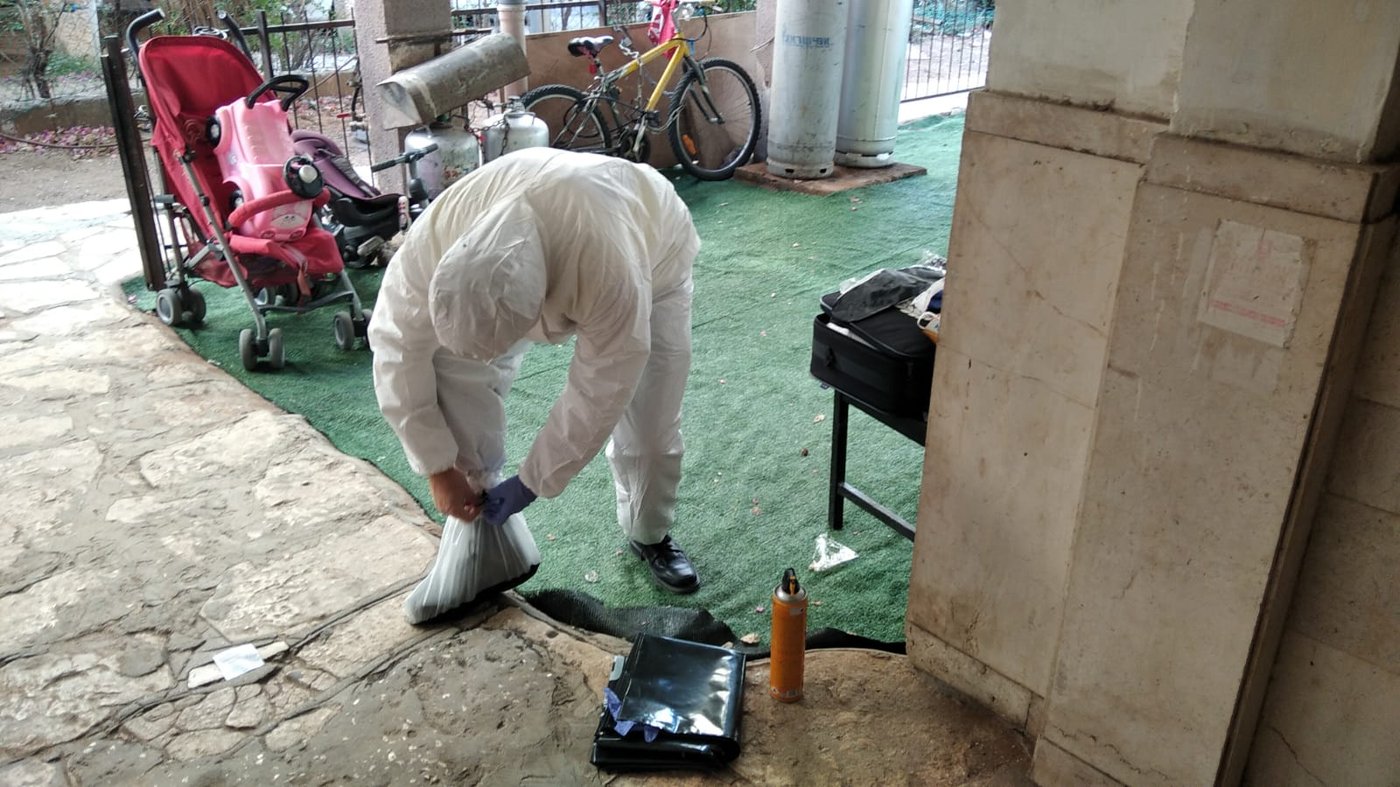 המתנדבים ליד הדירה