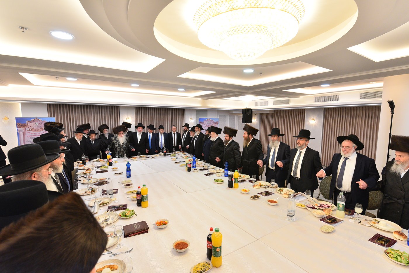 האדמו"ר מצאנז: "יש לשמור על מערך הרבנות והכשרות"