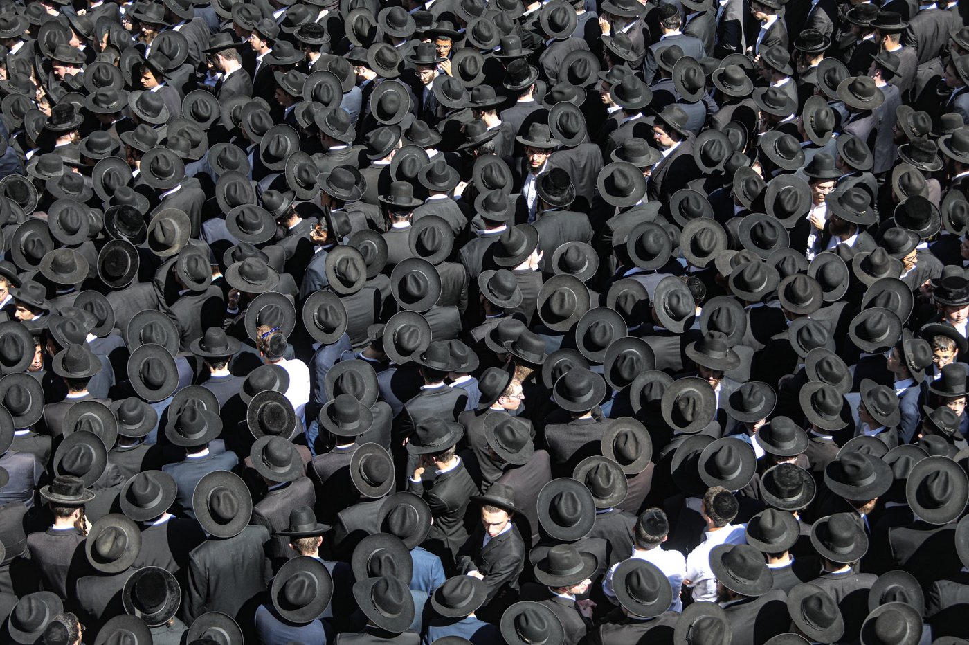 אלפים בהלווית הגאון רבי אברהם ארלנגר זצ"ל • צפו