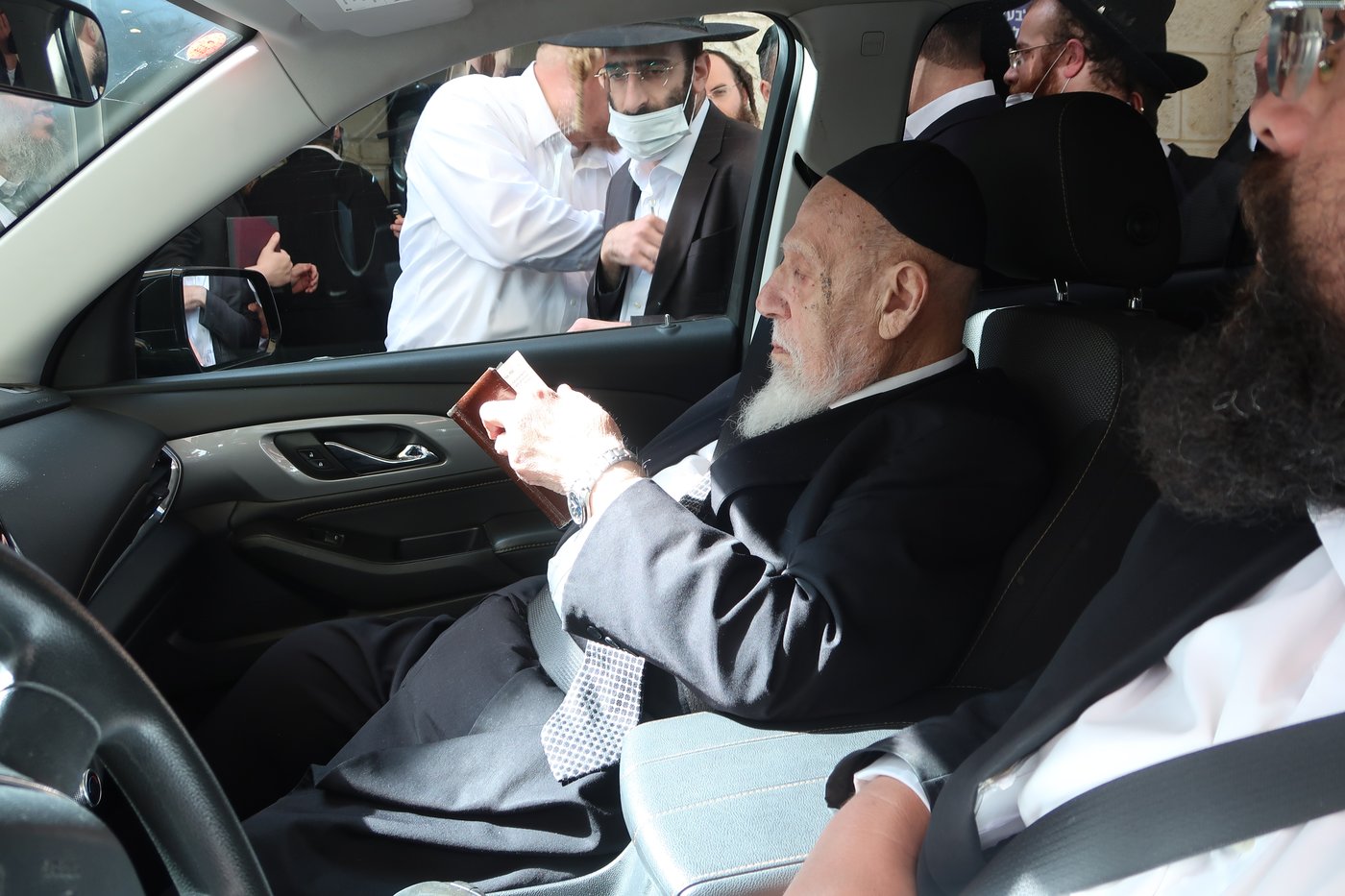 נשיא המועצת התפלל בקבר רחל לרפואת בנו