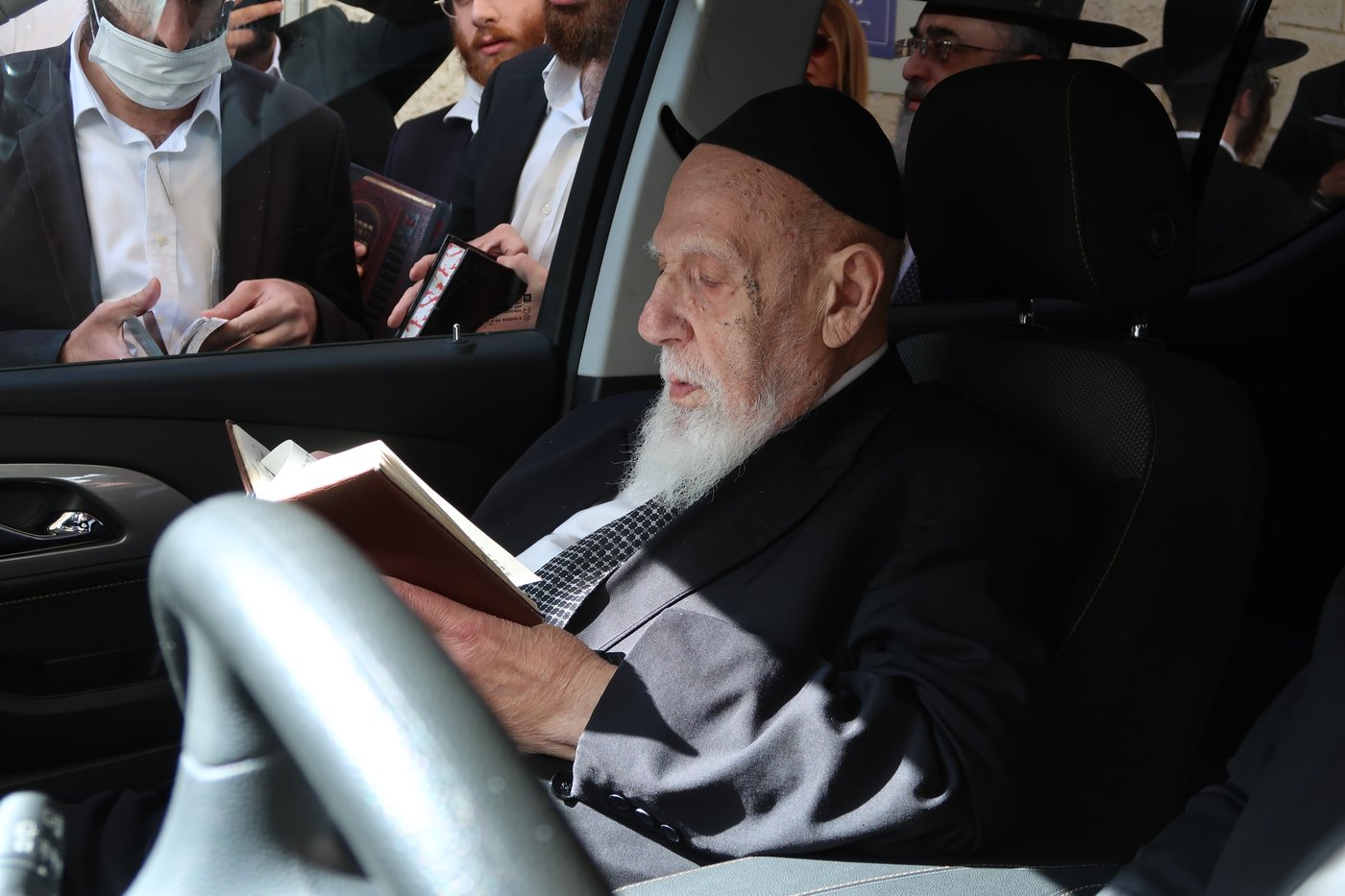 נשיא המועצת התפלל בקבר רחל לרפואת בנו