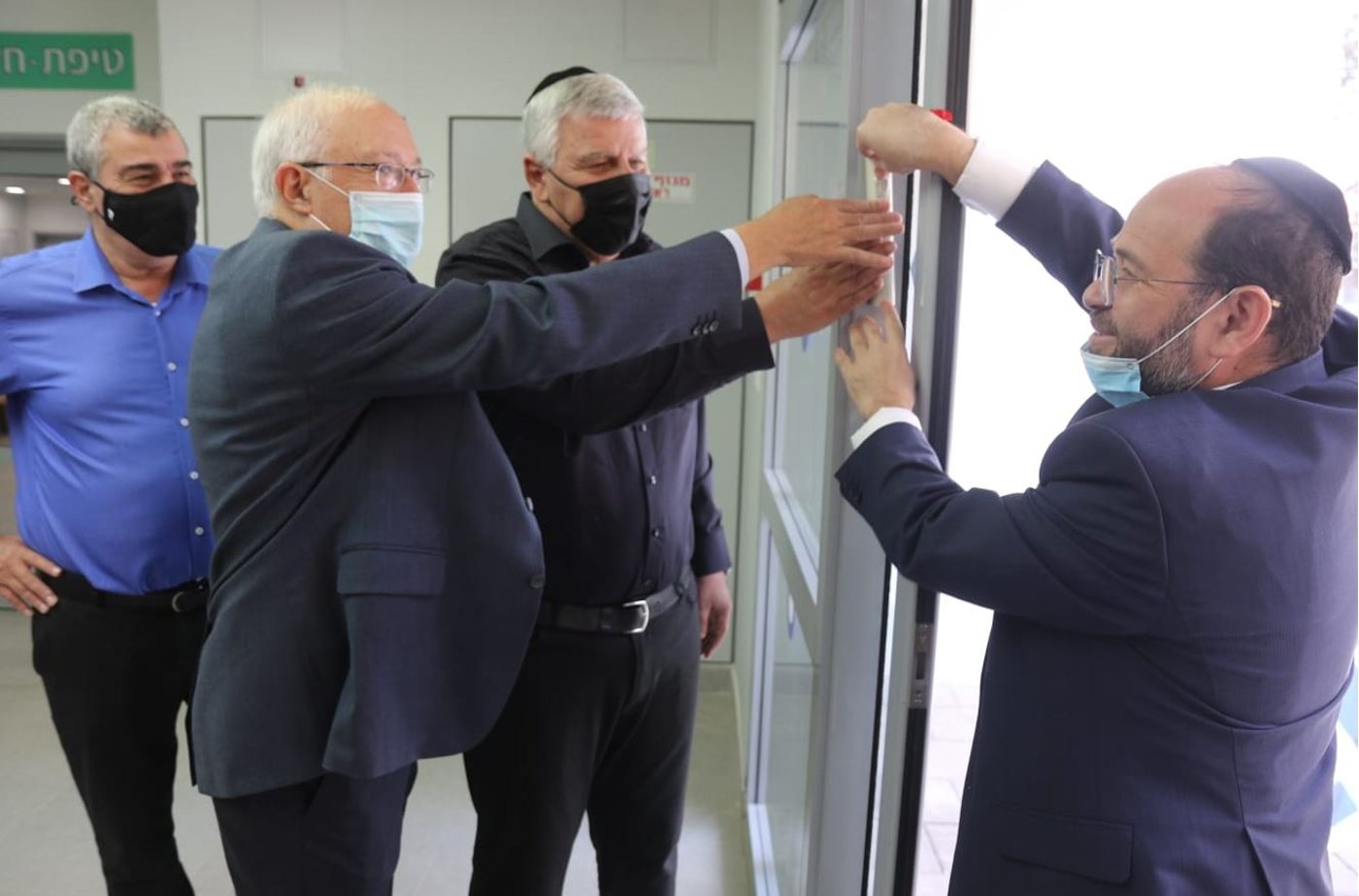 קביעת מזוזה במרכז ההוליסטי לגיל הרח עם פרופסור עמנואל טרכטנברג