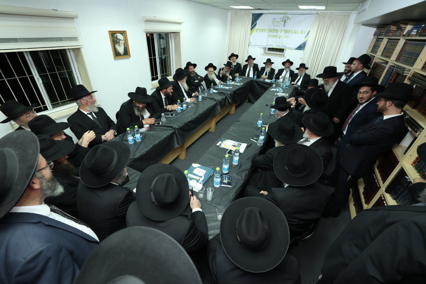 ראש ישיבת 'חברון' נועד עם ראשי ישיבות לצעירים