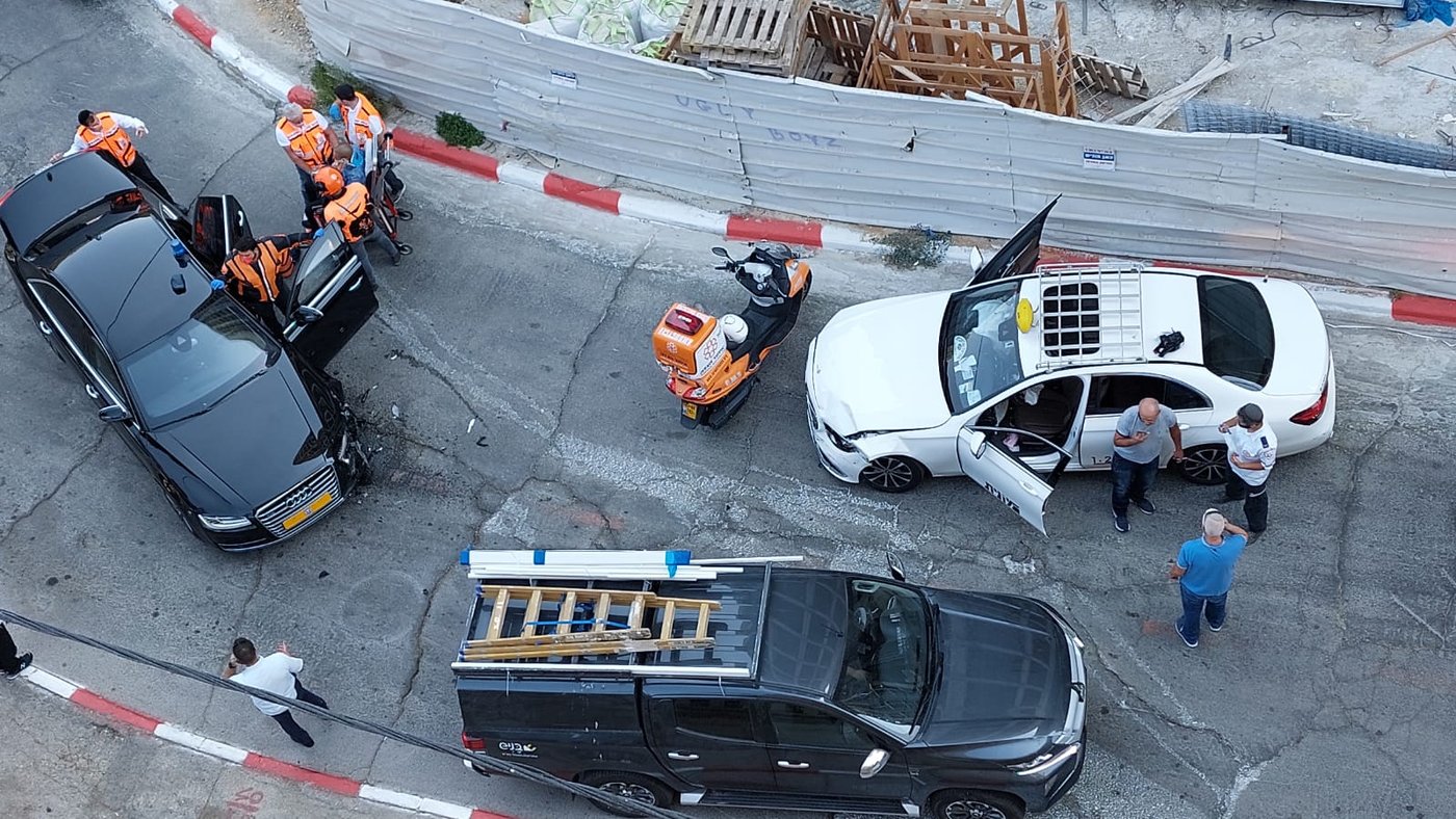 משמאל: רכבו של נתניהו