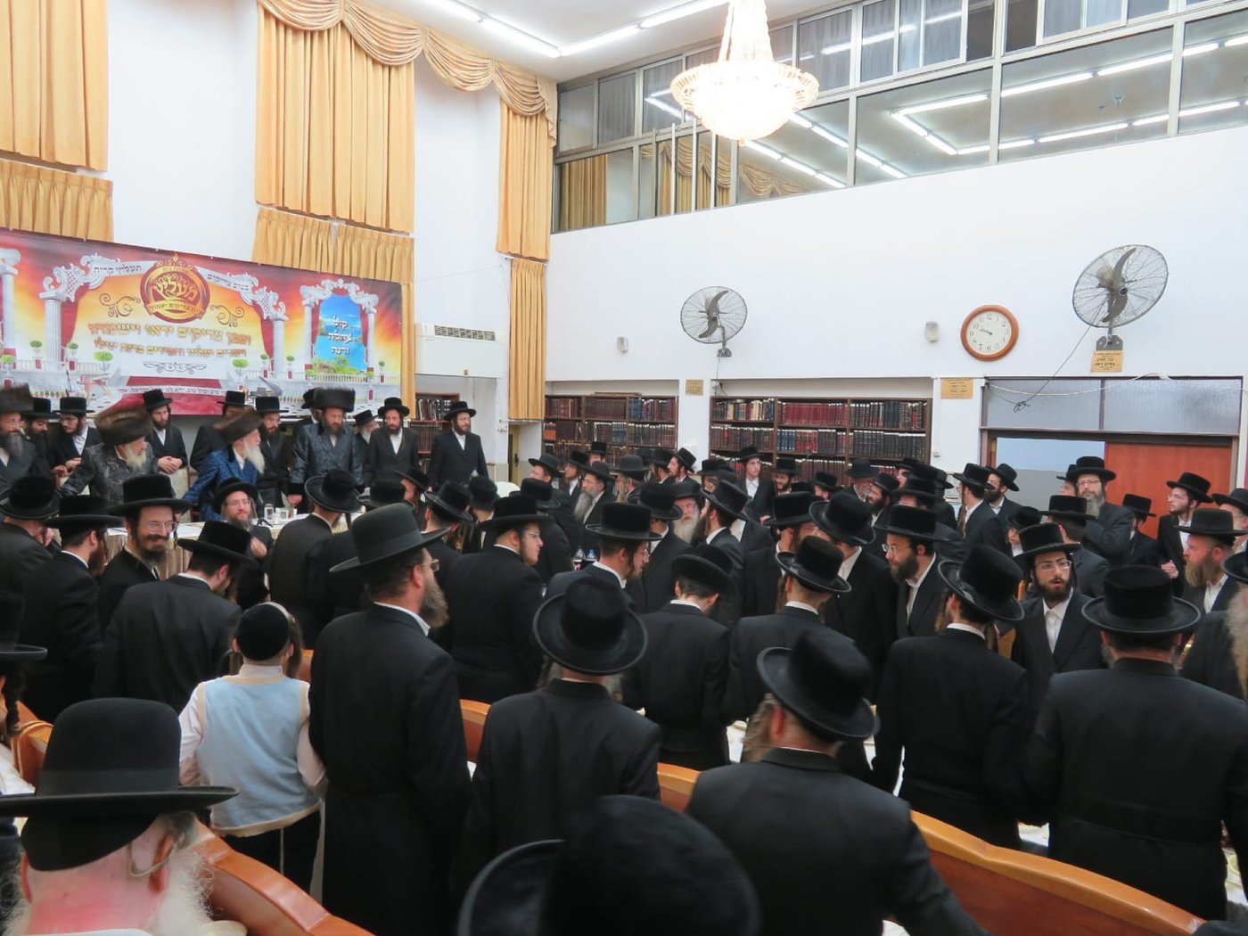 בביאלא בית שמש חגגו אירוסין לבן האדמו"ר