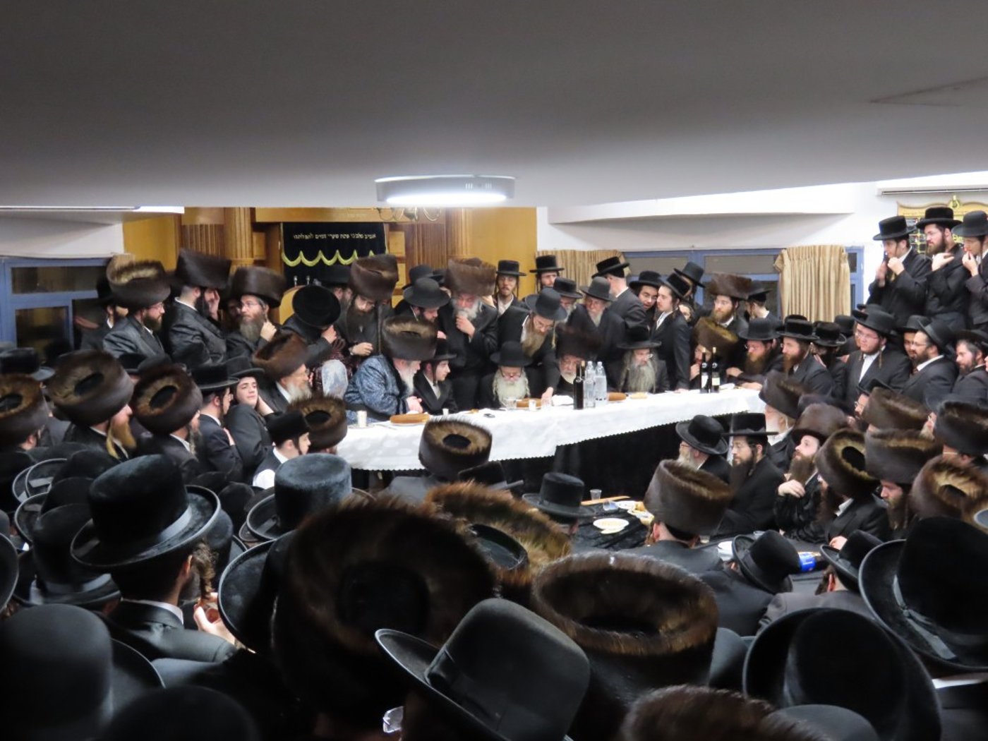 כך חגגו בפרמישלאן אירוסין לנכד האדמו"ר