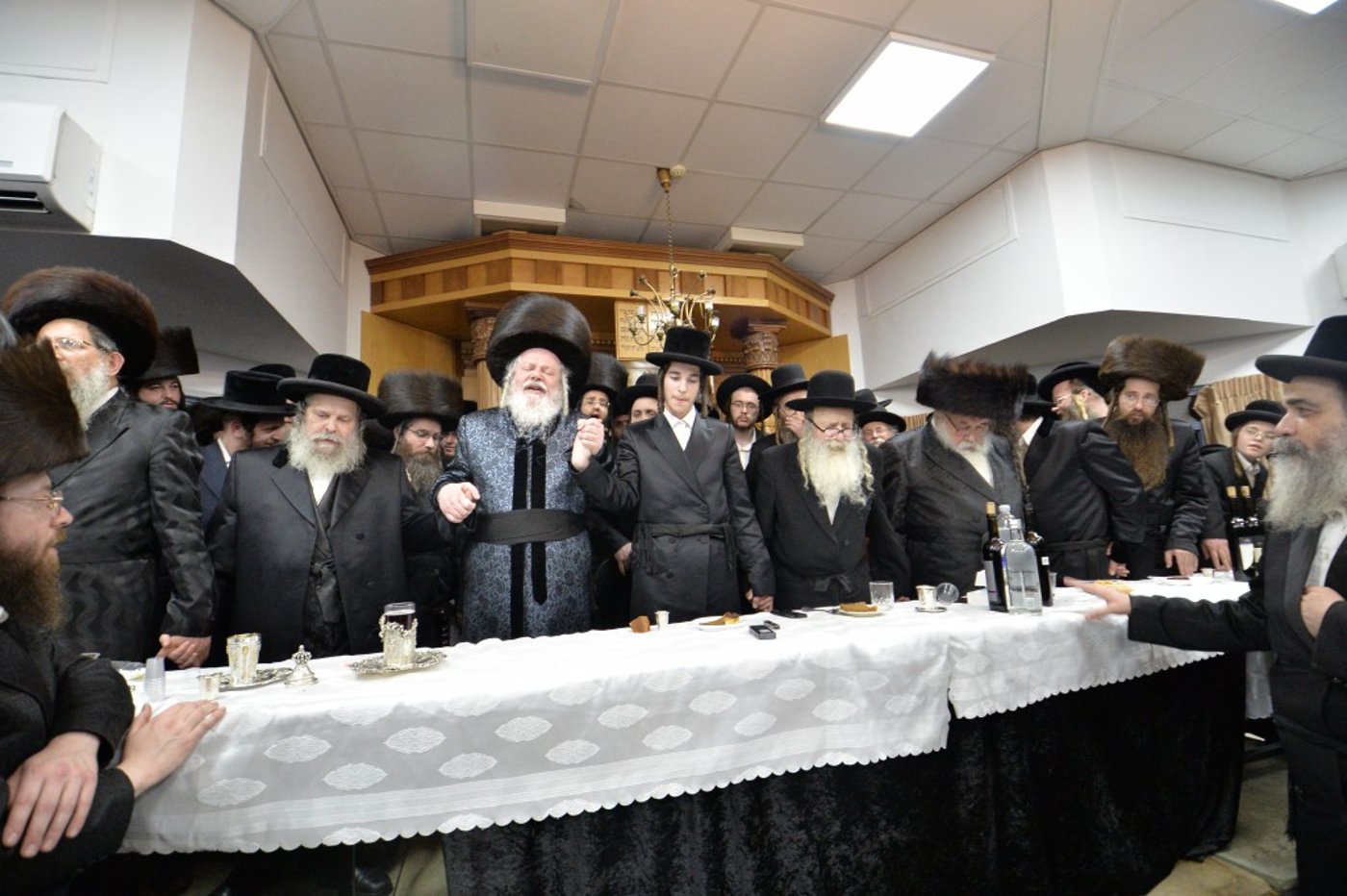 כך חגגו בפרמישלאן אירוסין לנכד האדמו"ר
