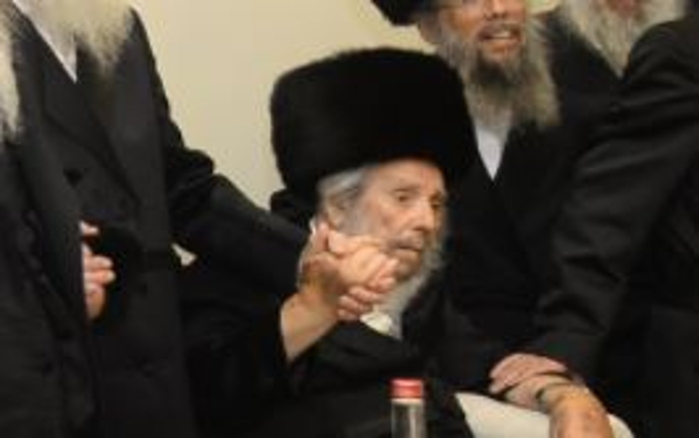 הרב זייברט, בחתונת נכדו לפני כשבועיים
