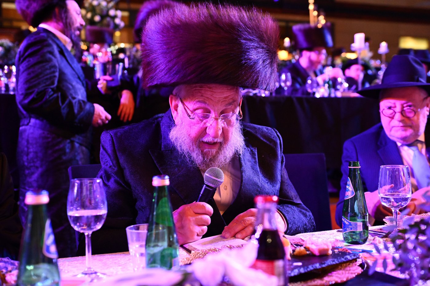 במסע לפולין: הרבי מרחמסטריווקא חילק פירות לסגולה
