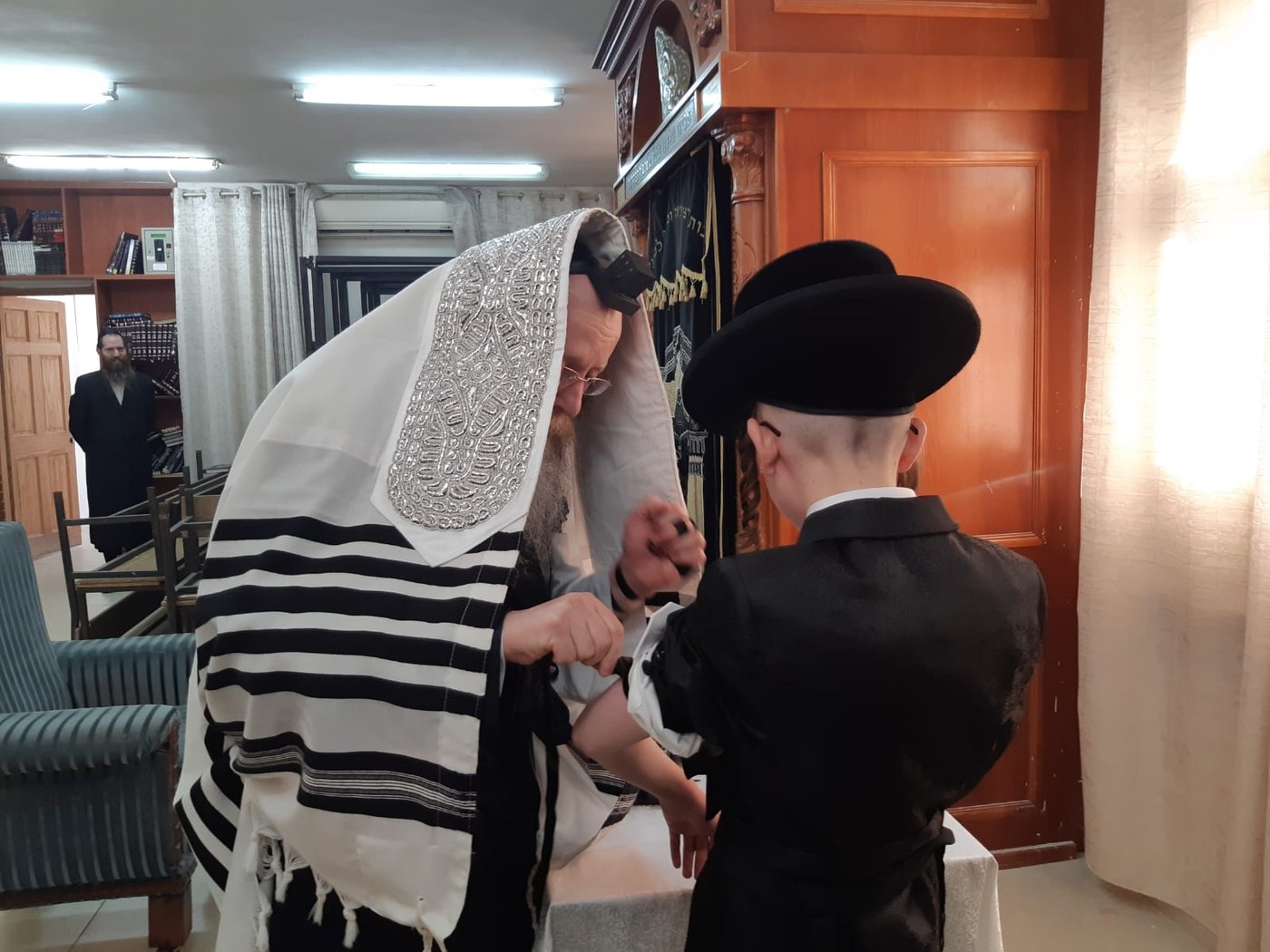 בן זקוניו של האדמו"ר מקרעטשניף קרית גת הניח תפילין; תיעוד
