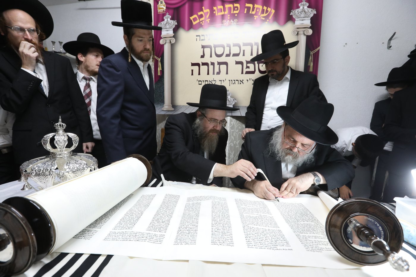 רב הקהילה הרה"ג יעקב ישראל פינקוס שליט"א בכתיבת האותיות