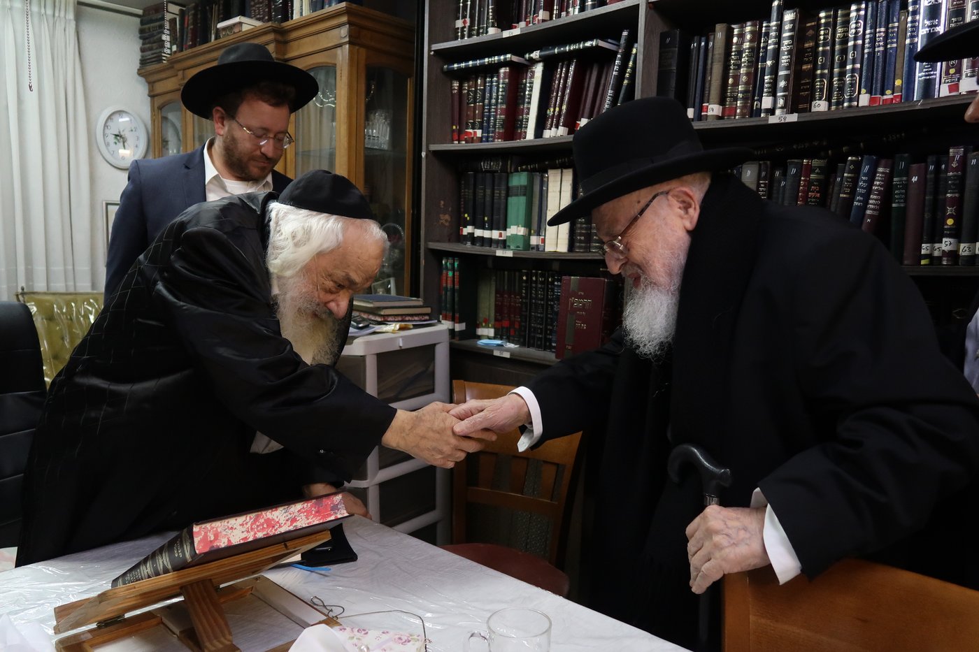 חבר 'המועצת' ביקר את ראש הישיבה החולה • תיעוד