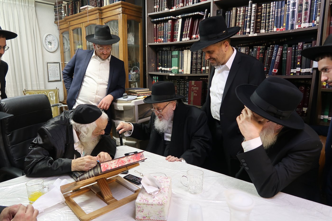 חבר 'המועצת' ביקר את ראש הישיבה החולה • תיעוד