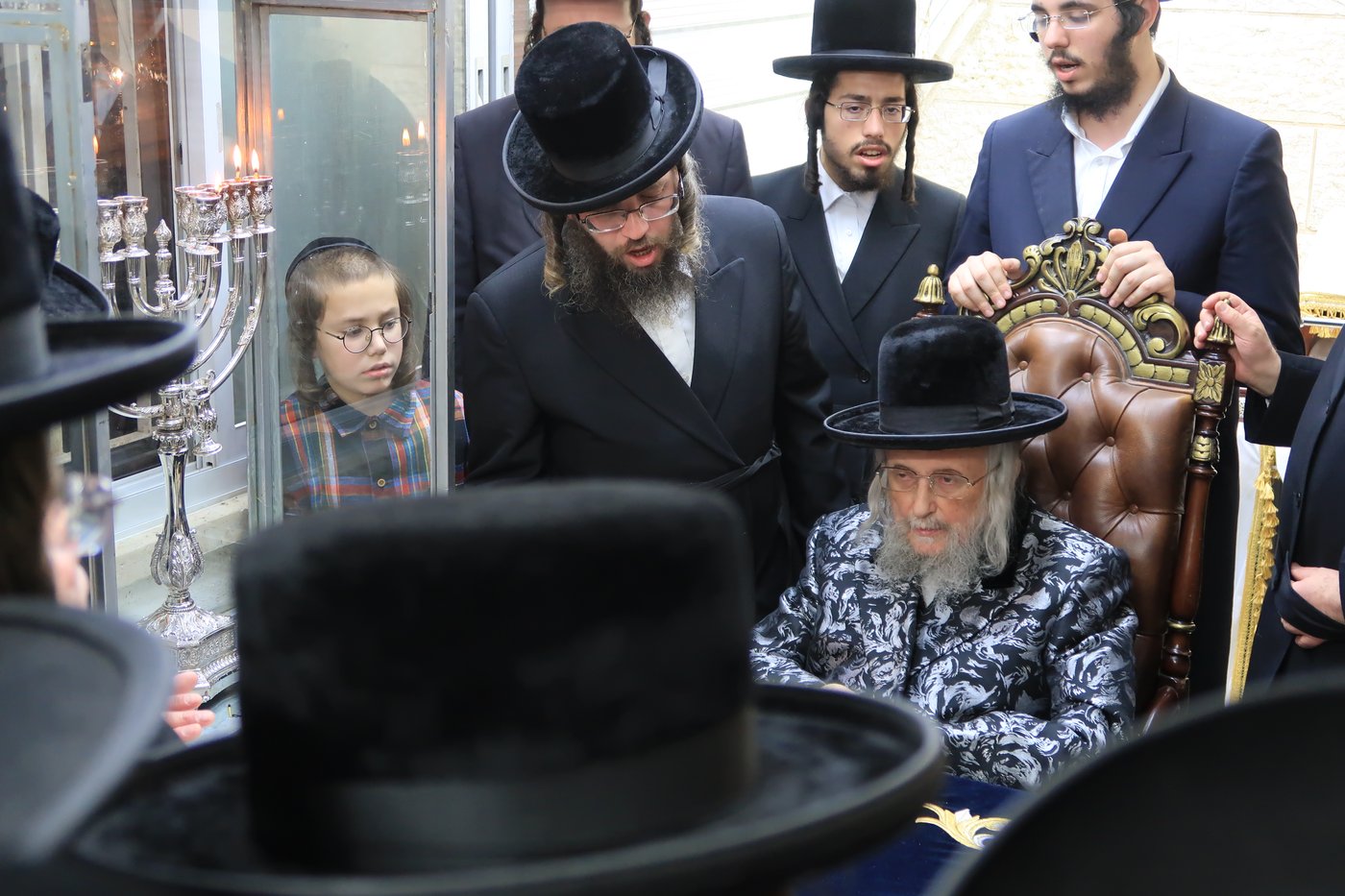 תיעוד: גאב"ד העדה בהדלקת נרות חנוכה