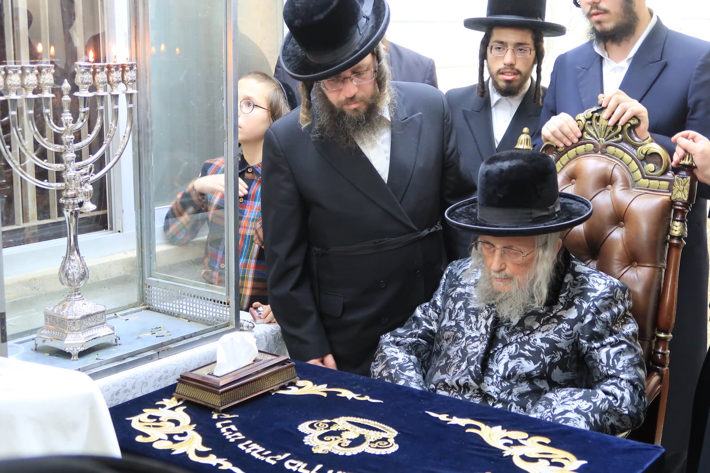 תיעוד: גאב"ד העדה בהדלקת נרות חנוכה