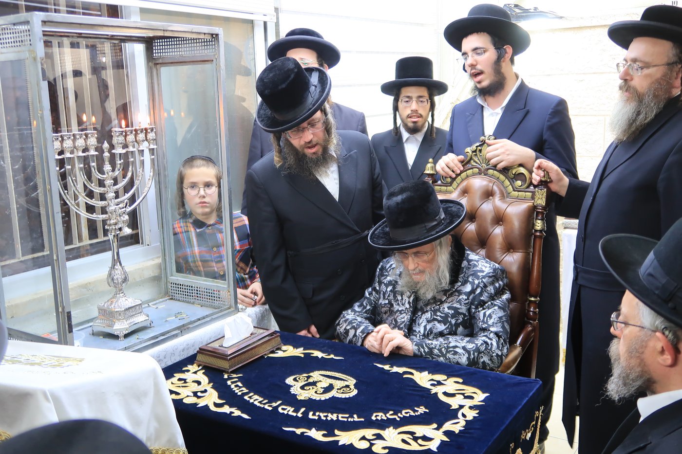 תיעוד: גאב"ד העדה בהדלקת נרות חנוכה