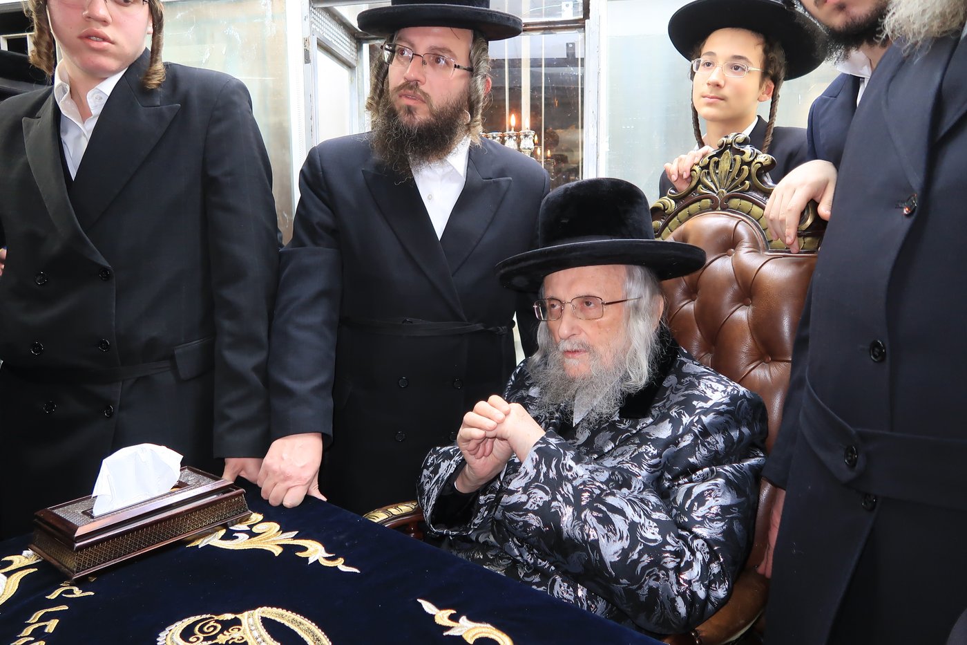 תיעוד: גאב"ד העדה בהדלקת נרות חנוכה
