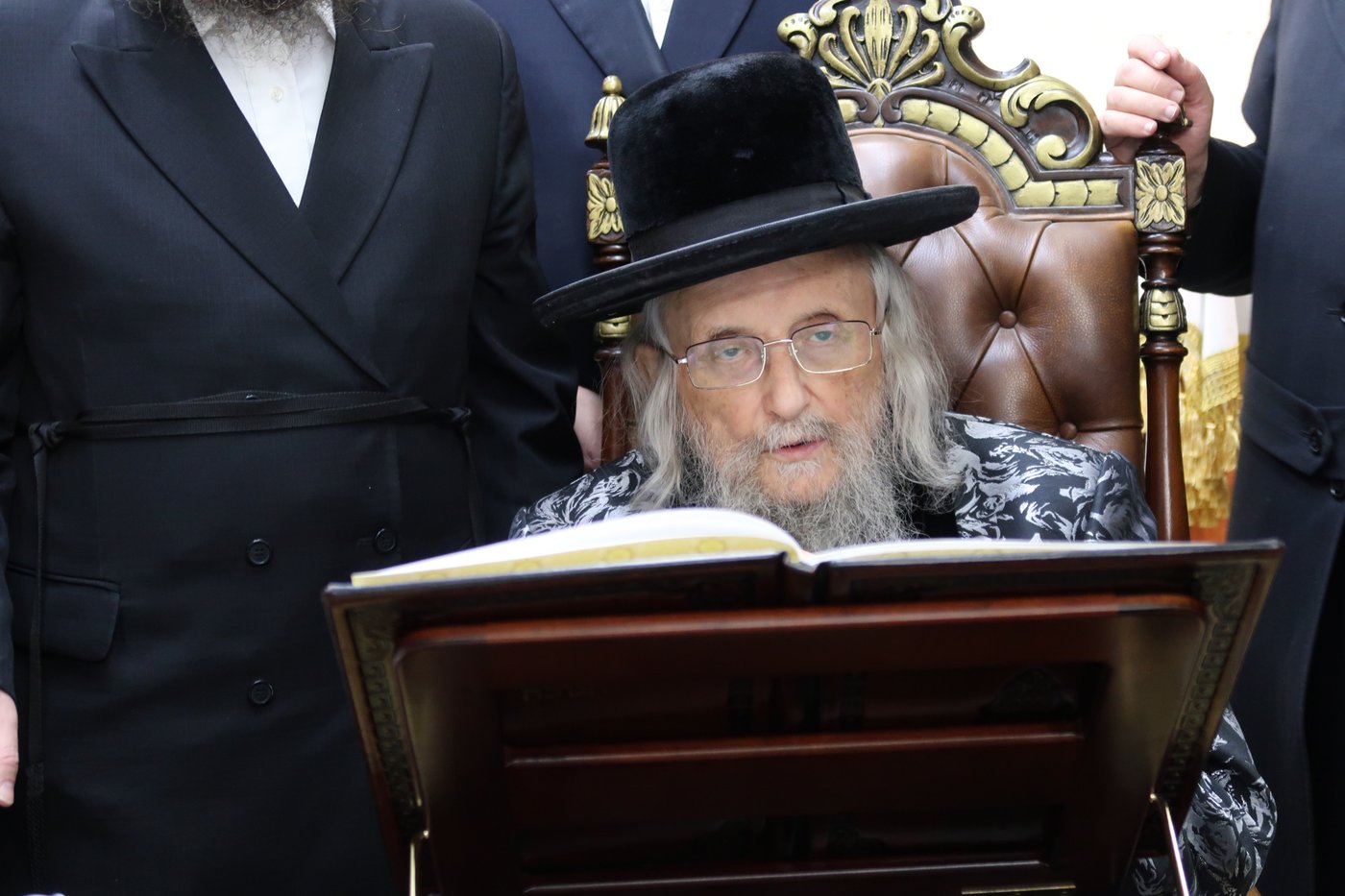 תיעוד: גאב"ד העדה בהדלקת נרות חנוכה
