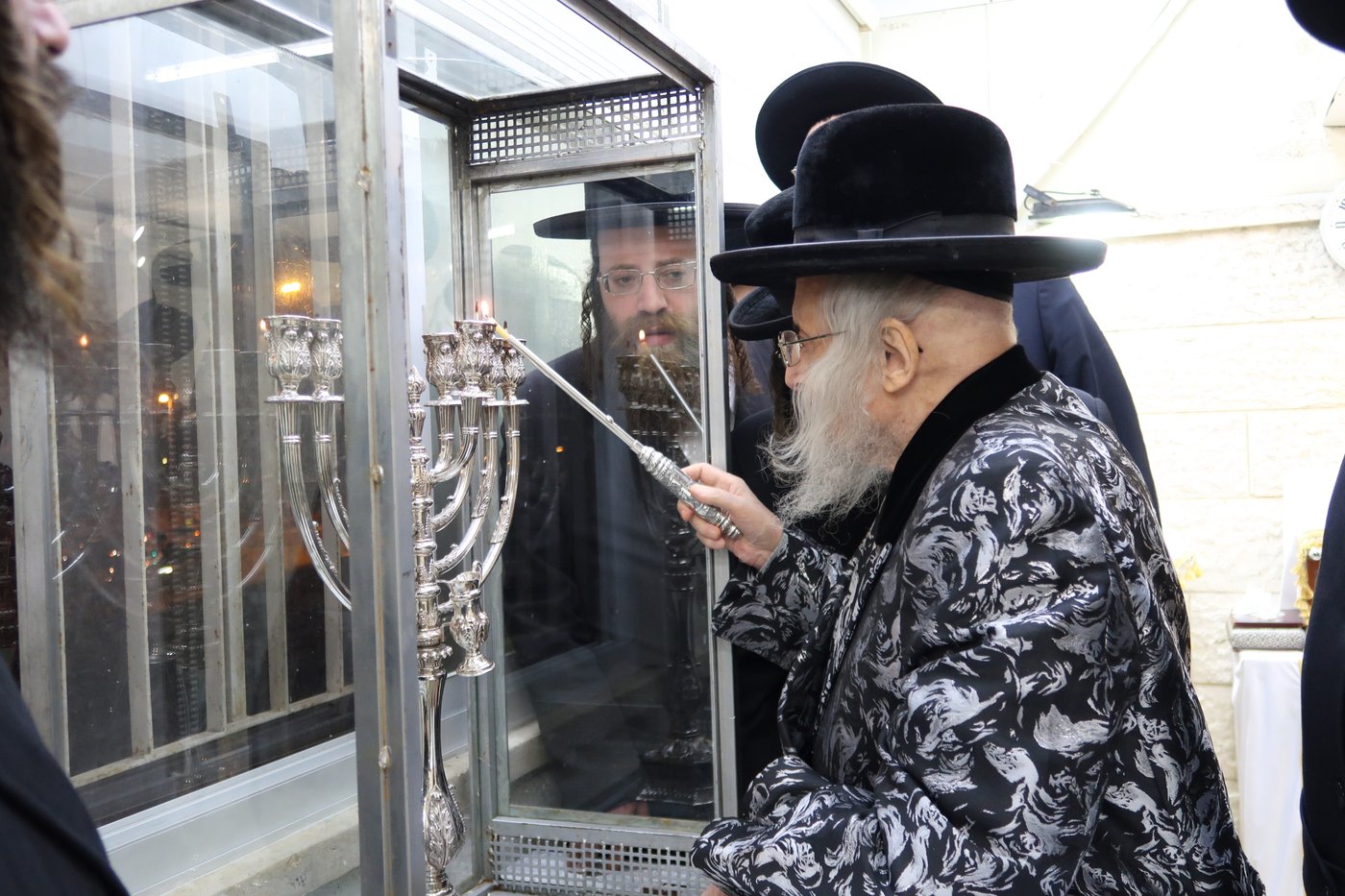תיעוד: גאב"ד העדה בהדלקת נרות חנוכה