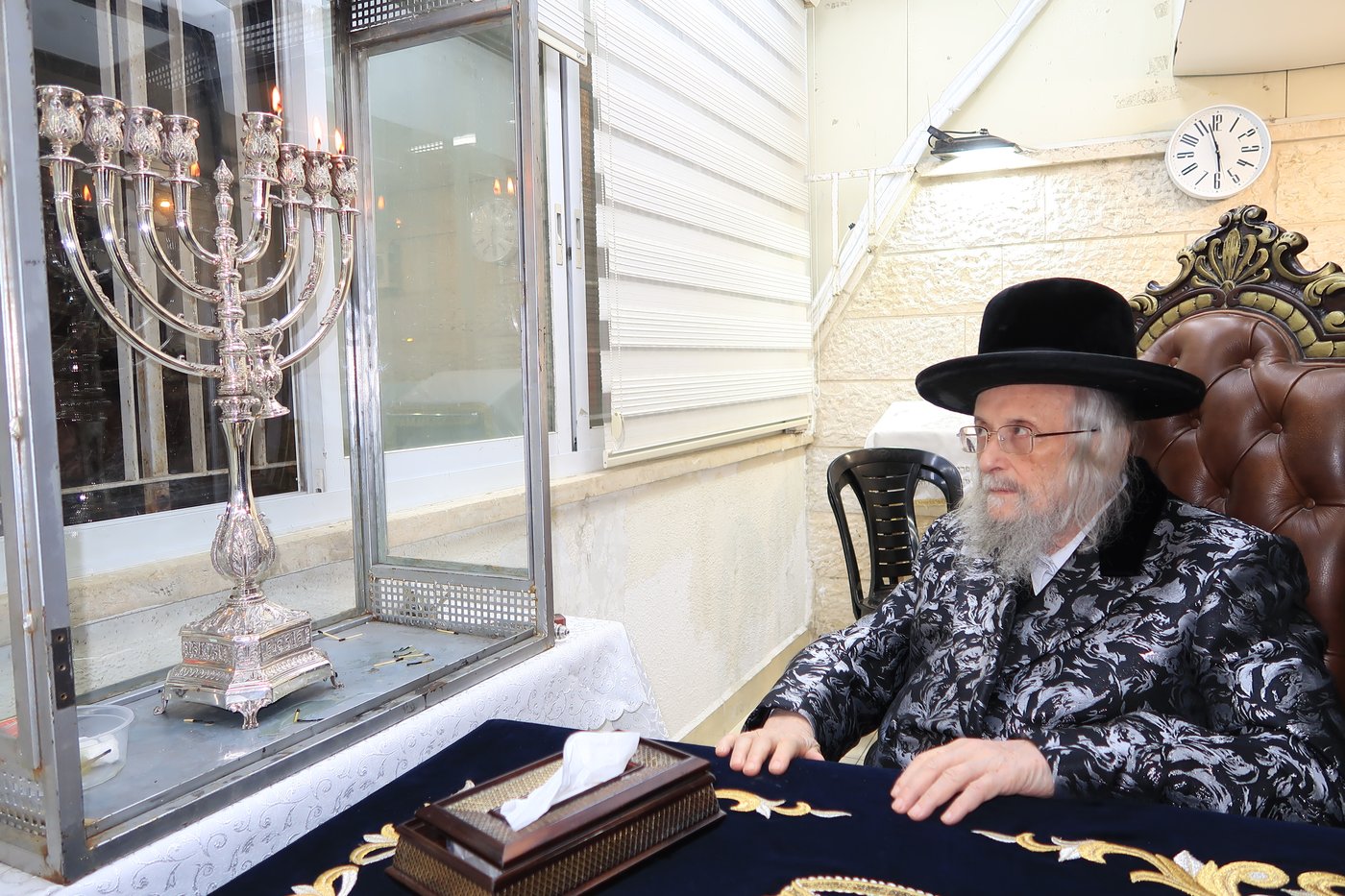 תיעוד: גאב"ד העדה בהדלקת נרות חנוכה