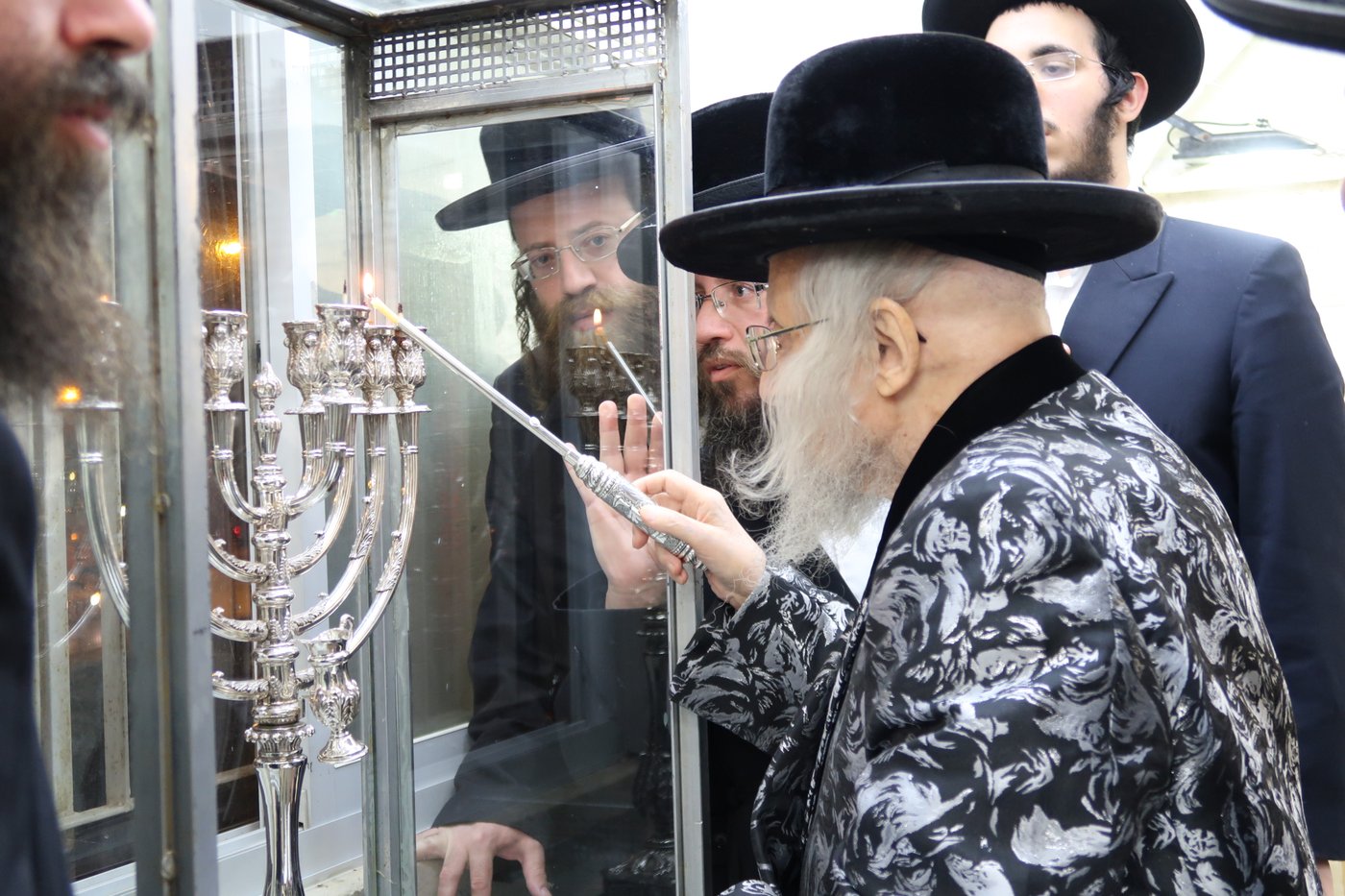 תיעוד: גאב"ד העדה בהדלקת נרות חנוכה