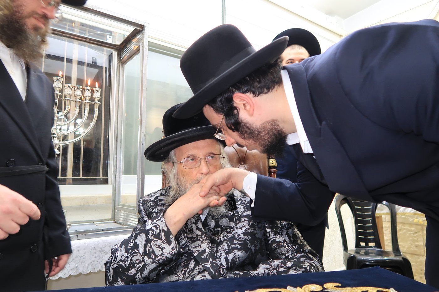 תיעוד: גאב"ד העדה בהדלקת נרות חנוכה