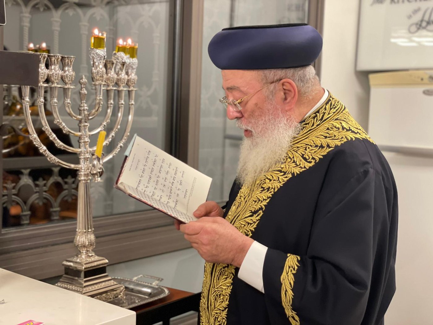 נר שני של חנוכה במעונו של הגר"ש עמאר