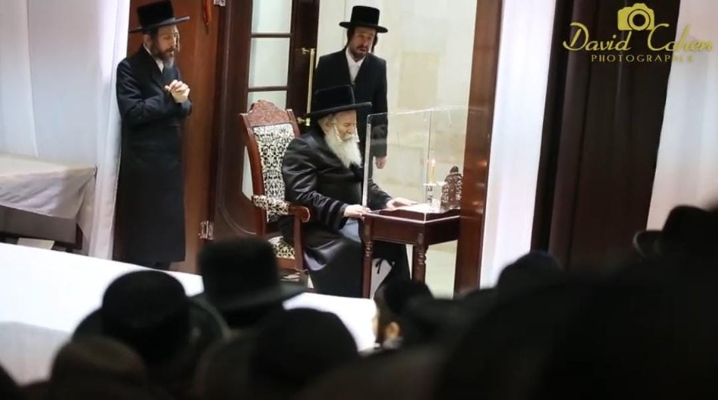 הרבי מבאבוב בהדלקת נר חנוכה