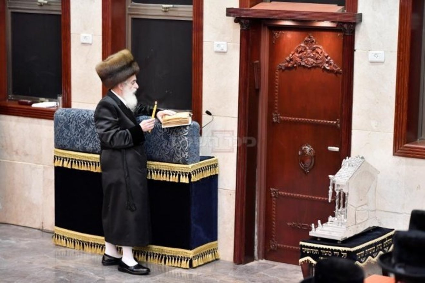 הרבי מויז'ניץ בהדלקת נר חנוכה