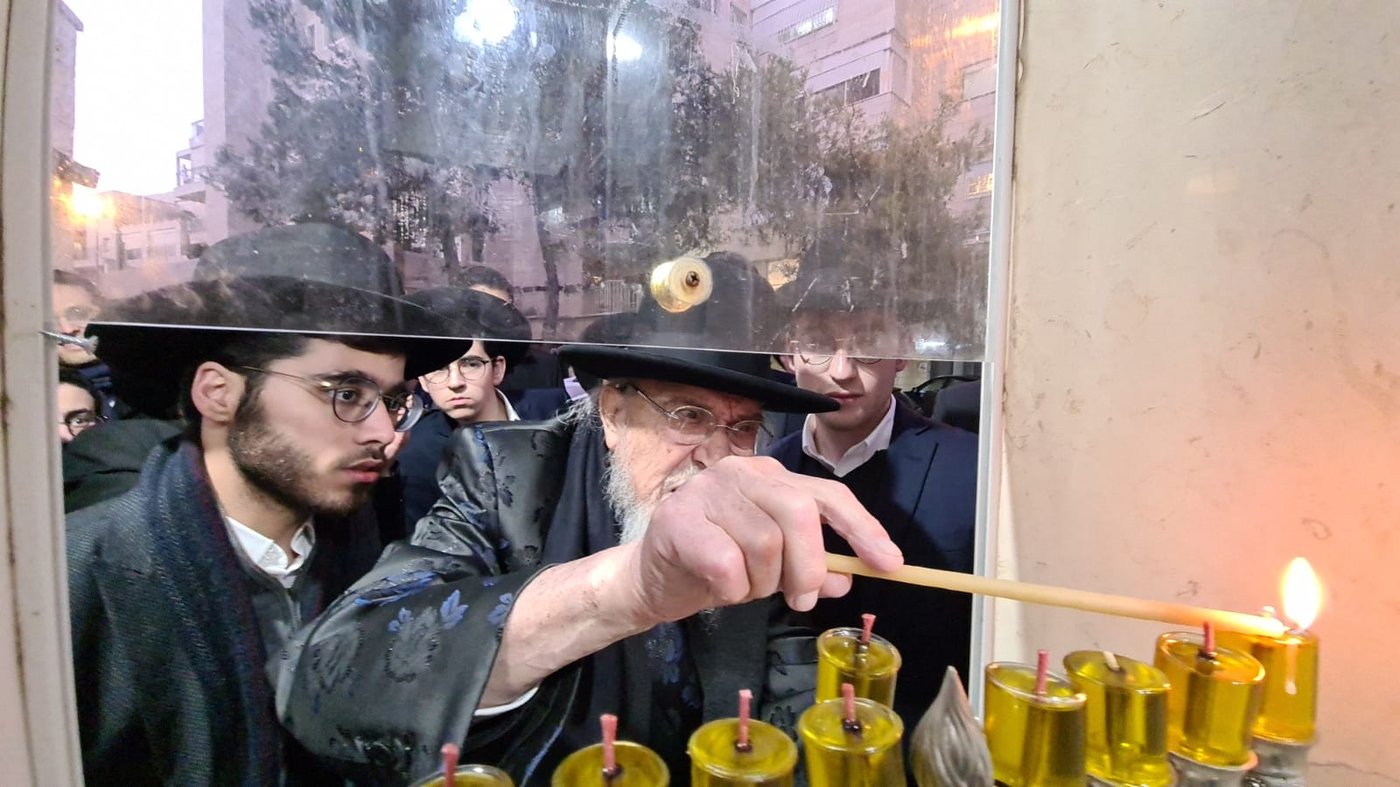 הגרב"מ אזרחי בהדלקת נרות חנוכה • צפו