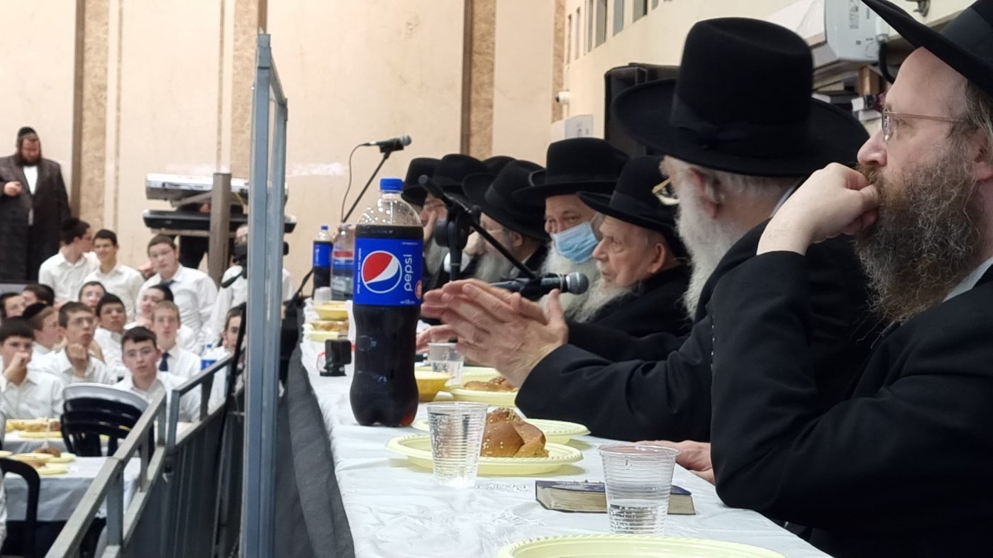 בראשות הגר"ג אדלשטיין: מסיבת חנוכה בישיבת פוניבז' • צפו